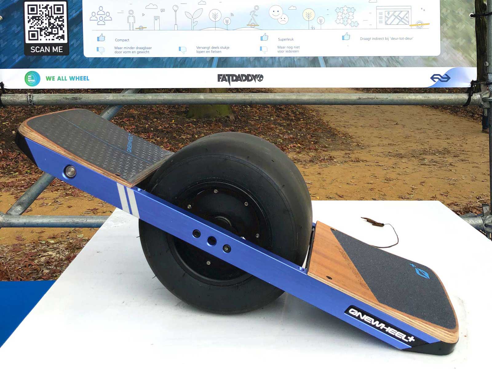 Skateboard mit einem dicken Rad in der Mitte
