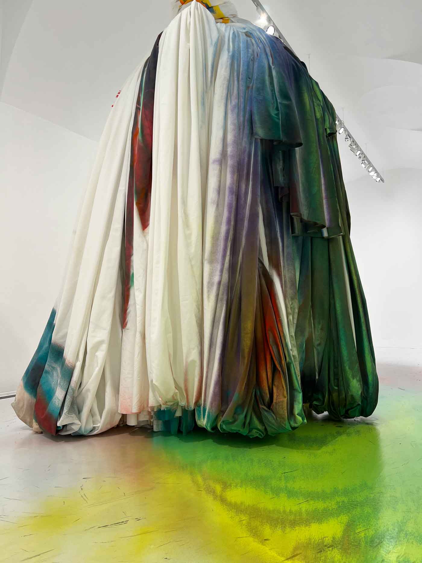 Kunstinstallation auf hängenden Textilien, die mit Farbe besprüht wurden